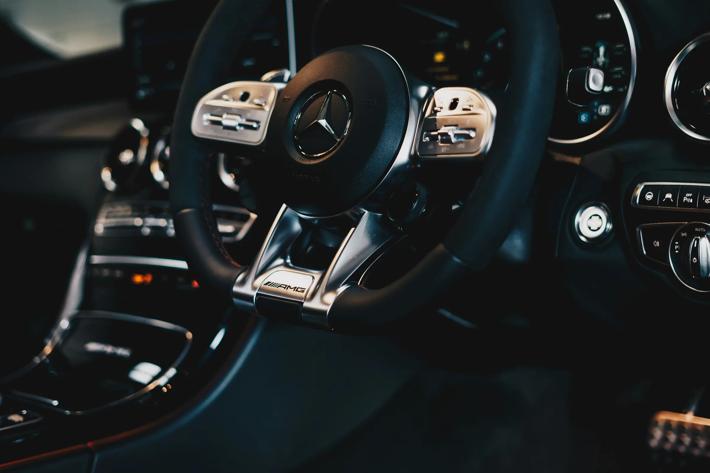 AMG-Lenkrad mit Mercedes-Stern im Cockpit eines Mercedes-Benz