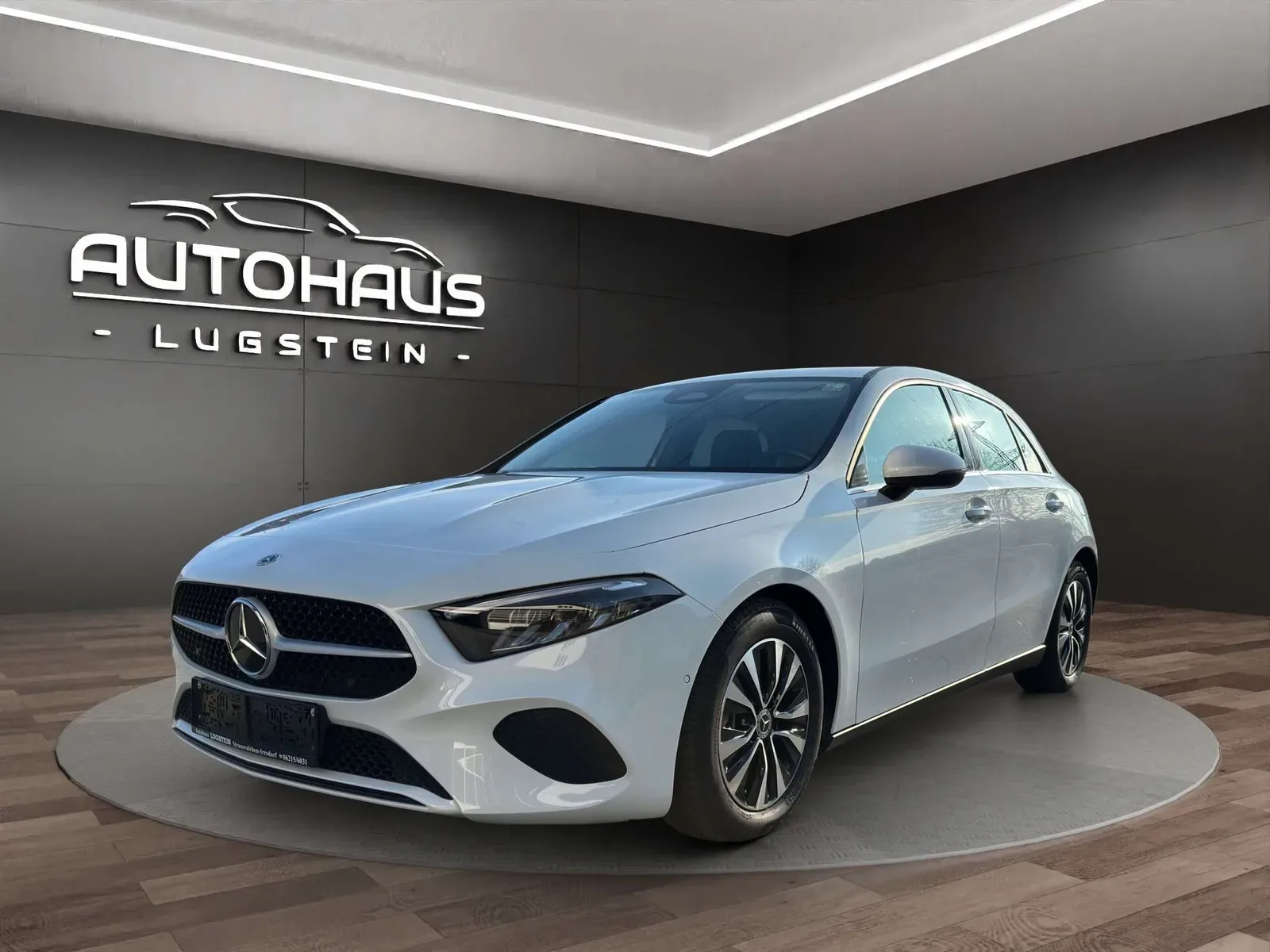 Weiße Mercedes-Benz A-Klasse schräg von vorne im Schauraum des Autohauses Lugstein in Straßwalchen