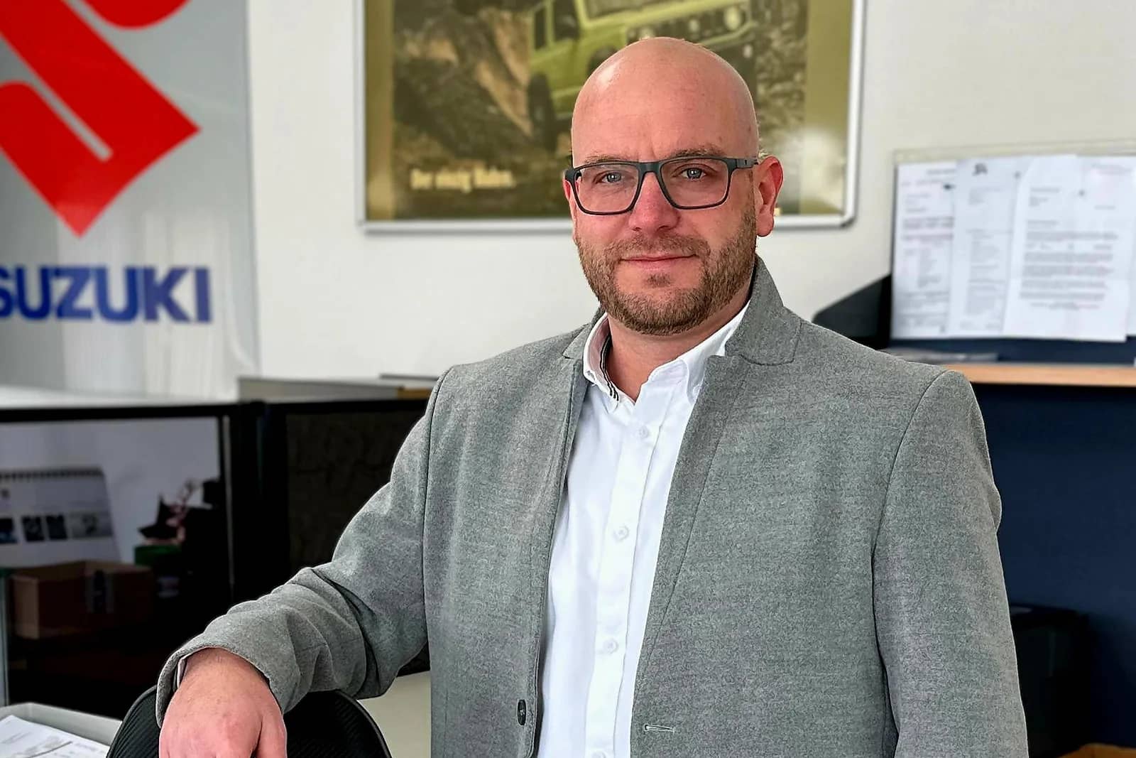 Firmeninhaber Daniel Lugstein im Verkaufsbüro des Autohauses Lugstein in Straßwalchen