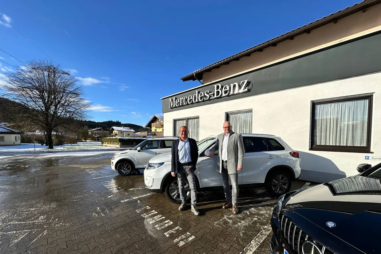 Mercedes-Benz Schriftzug an der Fassade des Autohauses Lugstein in Straßwalchen an einem Wintertag