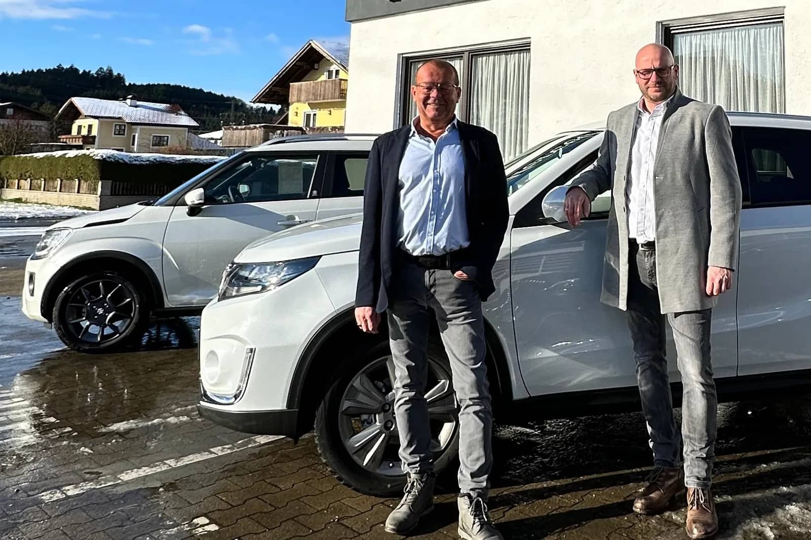 Manfred und Daniel Lugstein mit einem Suzuki Vitara auf dem Hof des Autohauses in Straßwalchen
