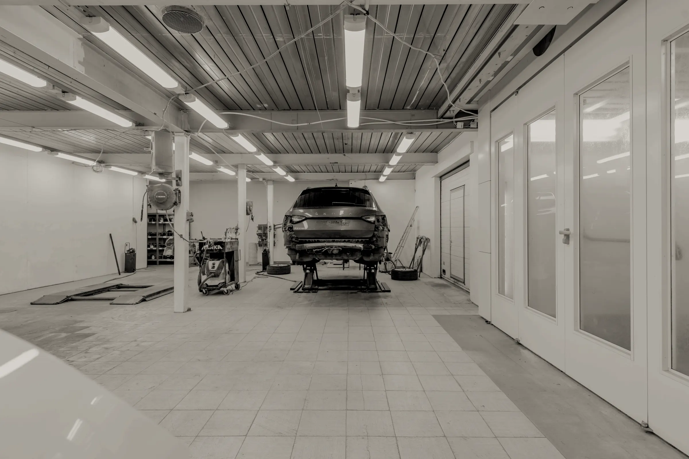 Fahrzeug auf der Hebebühne in der Werkstatt